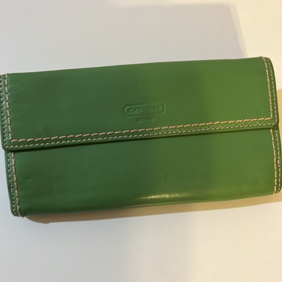 COACH VINTAGE Y2K AVOCADO GREEN LEATHER TURN-LOCK BIFOLD WALLET - Picture 3 of 10